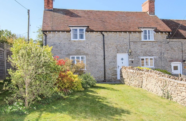 LOWER FARM COTTAGE, pet friendly, with open fire in Portesham