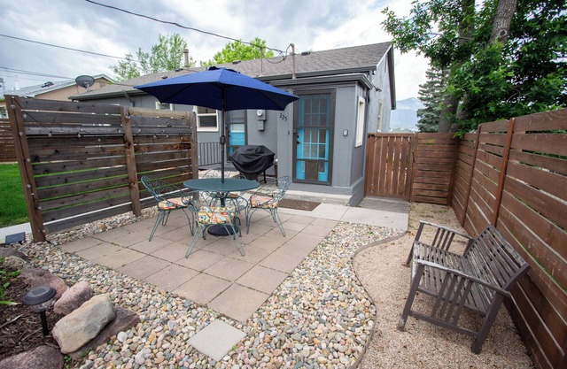 Lower Unit- Classic 50s Ranch Near Downtown