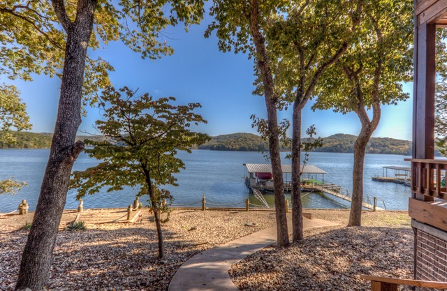 LOZ Family Fun Lakefront Vacation Log Home #8 , 6500sf, 5bd, loft, 4 bath