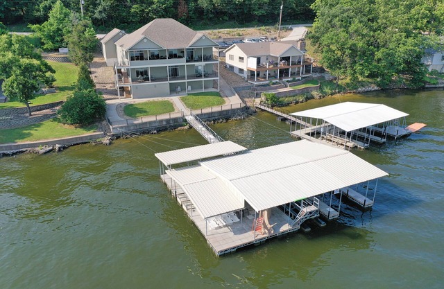 LOZ Family Fun Lakefront Vacation Home #9, 7bdr, 4 baths, sleeps 27