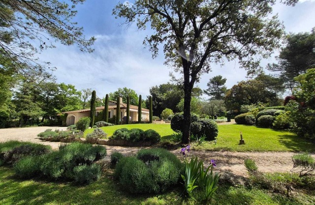 Luberon, Menerbes, charming house, private pool, 3bed air-conditioned, 2SDB