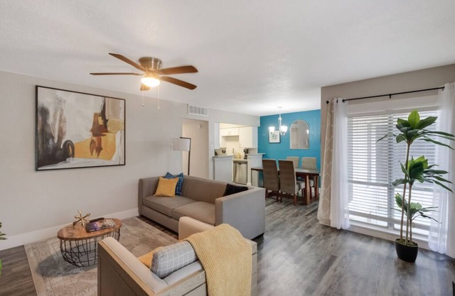 Lux 2bd King Bed, Park & Walk to AT&T, Global Life