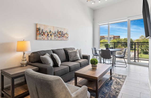 LUX Apartment in the City! 1 King/1Queen/ 2 Bath