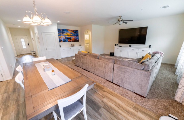 Lux Cozy Model Home. King Beds, 86" TV, Sleeps 8