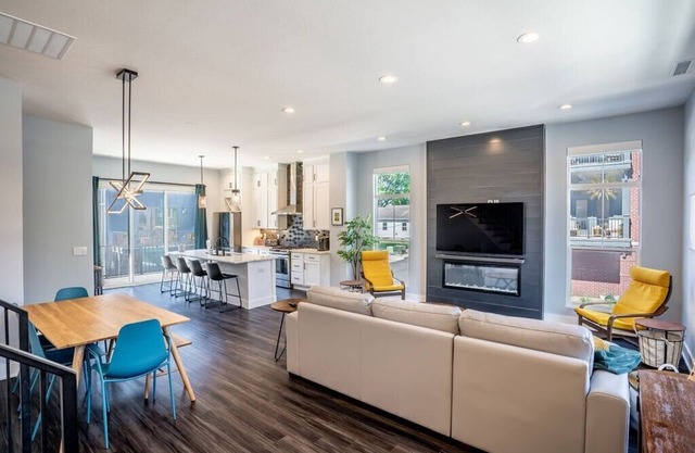 Lux Home 5 mins to Grand Park w Private Garage