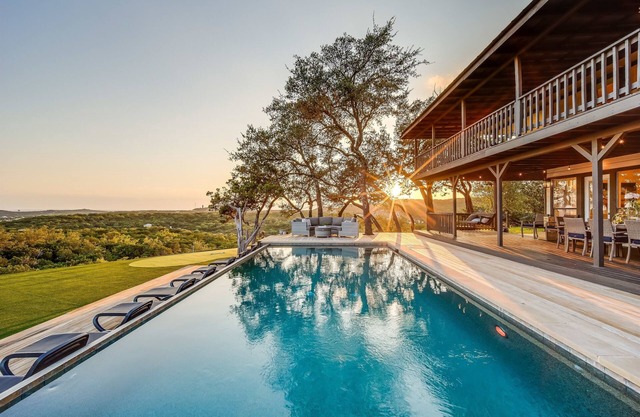 Lux, Hot tub, Infinity Pool, Putting Green