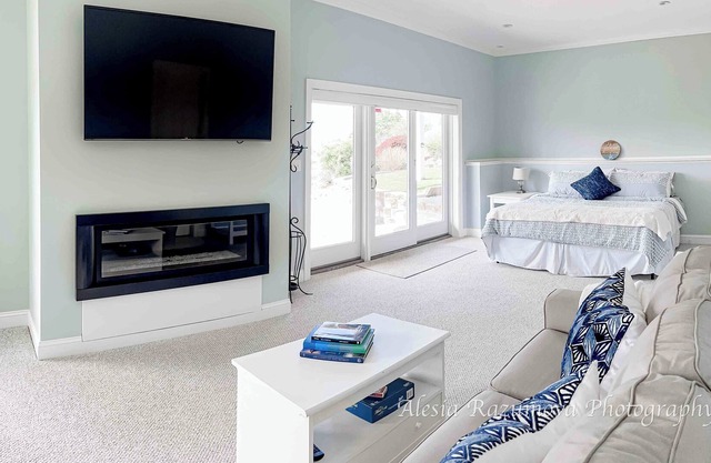 Lux KING Bed, Fireplace w/ Patio — 5 min from the beach!