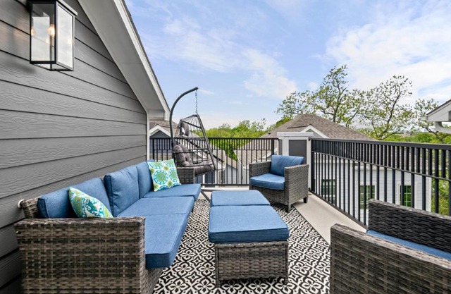 Lux Living - East Downtown Rooftop with Private Chef & King Suite