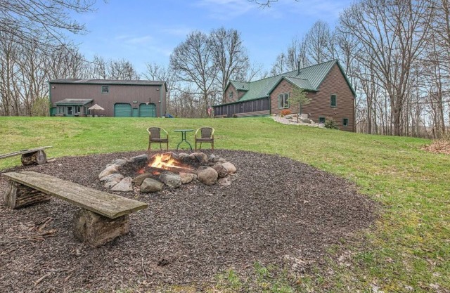 LUX LODGE Sleeps 20 Game Rm Bach Party Golf nearby Pontoon Rental Kayaks