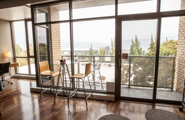 Lux Loft - 1 Bedroom, 1.5 Bathrooms - Downtown Hood River Getaway