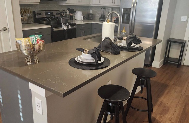LUX-Longhorn Suite w/Boho vibes,1king bedroom apt. Fort Worth w/attach garage