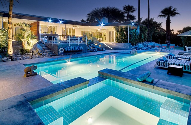 Lux Modern Estate perfect for families. 9 beds, Pool, Spa, Views, Dogs ok