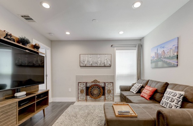 Lux Spacious 2 bed + 2 bath + 2 living room townhome