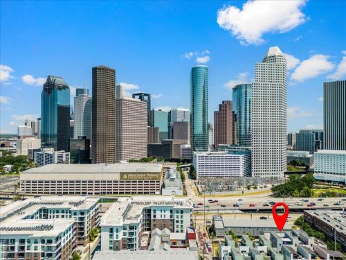 Luxe 3 Story Townhome with Downtown View Near NRG Stadium Centrally Located Walkable To Popular Restaurants sleeps 8