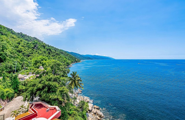 Luxe 8th-floor condo with endless ocean views, pool, spa & balcony