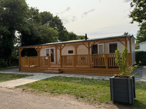 Luxe chalet op 5-sterren camping met comfortabel ingerichte veranda - parkkosten zijn inbegrepen