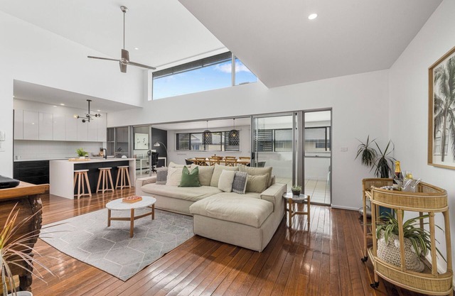 Luxe Jetty Apartment Walk to Beach, Restaurants