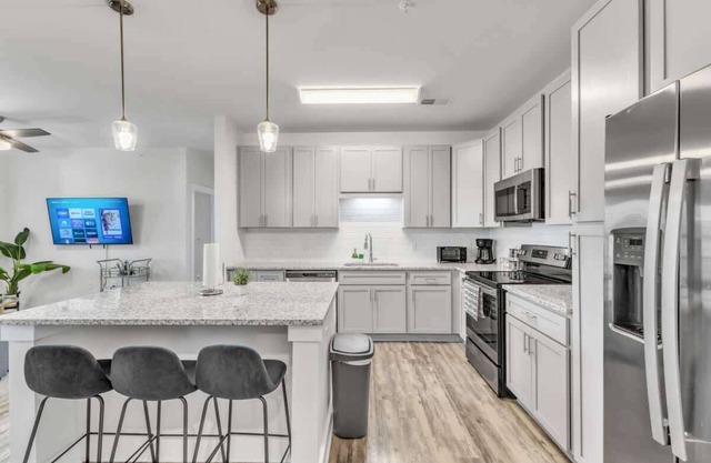 Luxe King 3BR Suite to Downtown Durham!