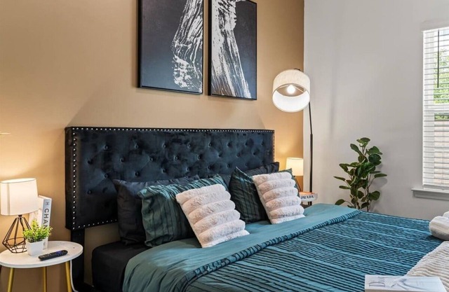 Luxe King 3BR Townhouse Mins to Uptown CLT NC!