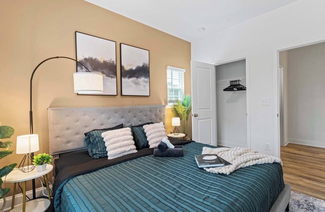 Luxe King 3BR Townhouse Mins to Uptown Charlotte NC!