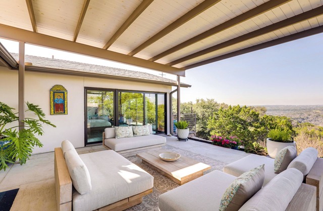 Luxe Mid-Century Austin Home w/Canyon Views