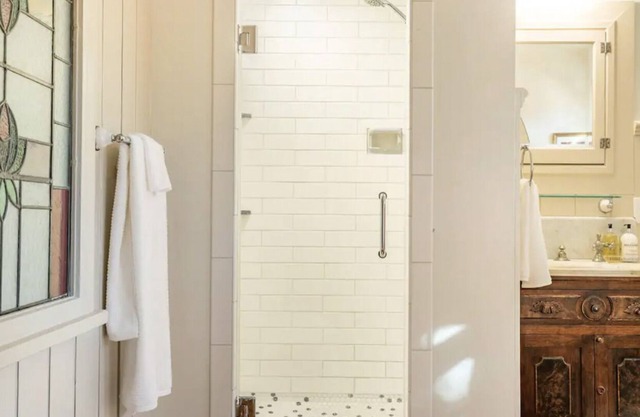 LUXE One Bedroom Unit- Downtown Liberty