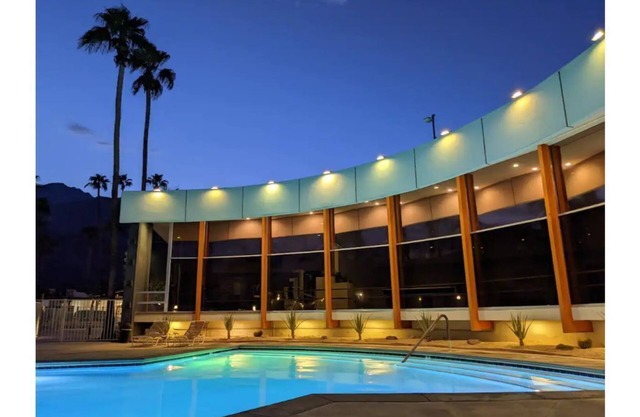 Luxe, peaceful retreat-KING bed historic MCM complex
