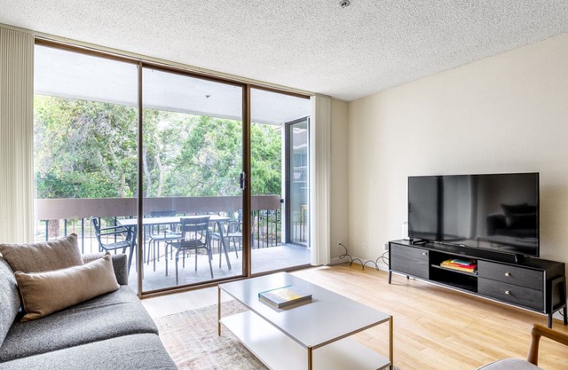 Luxe San Mateo 1BR w/W/D, Pool, near stores and Caltrain, by Blueground