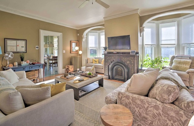 Luxe 'Windmill Farms' w/ Hot Tub & Fire Pit!