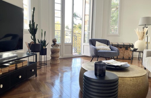 Luxueux Appartement 115m2, 3 Chambres centre ville avec parking à 5 min plage -climatisation