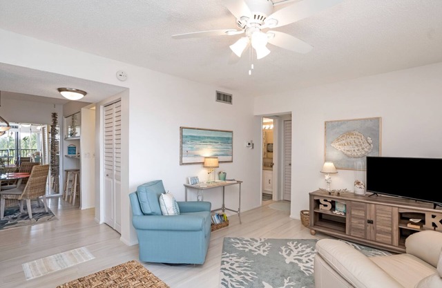 Luxurious 1-bedroom condo a short walk to Siesta Key Beach