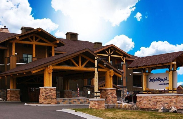 Luxurious 2 bedroom twin condo at the entrance to Yellowstone NP