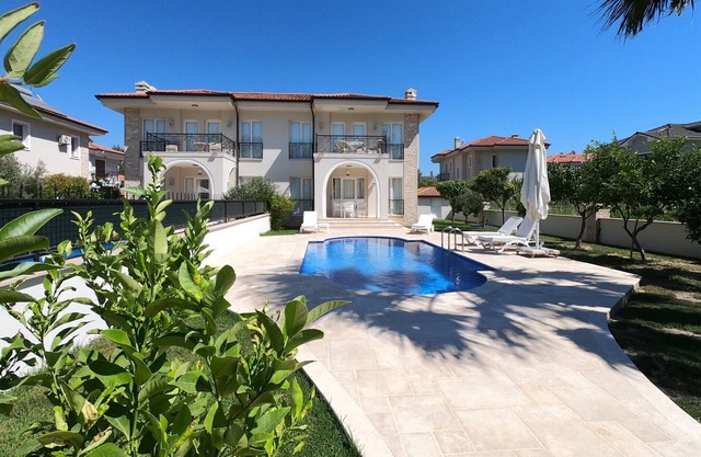 Luxurious 2 Bedroom and 2 En-suite Villa with a Private Pool Right in Centre !!!