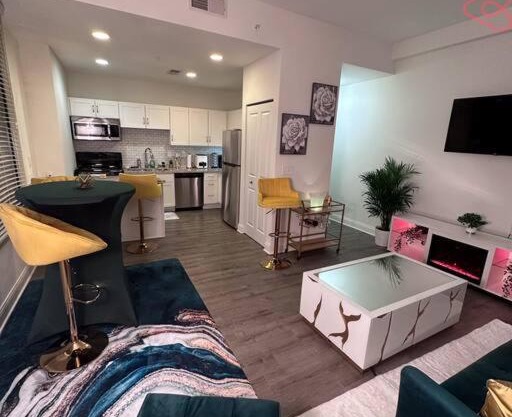 Luxurious 2 Bedroom Downtown City Views!