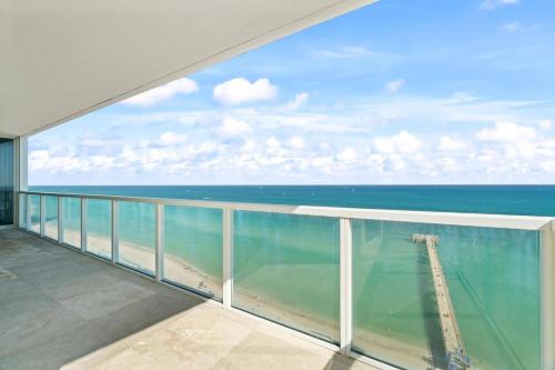 Luxurious 2BD Condo with Direct Ocean Front & Resort Pool in Sunny Isles
