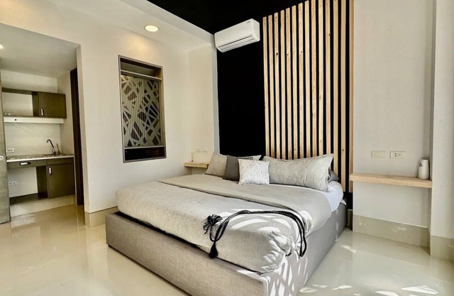 "Luxurious 2BR Oceanside Villa: Private Pool & Jet Ski Access, King Beds!"n