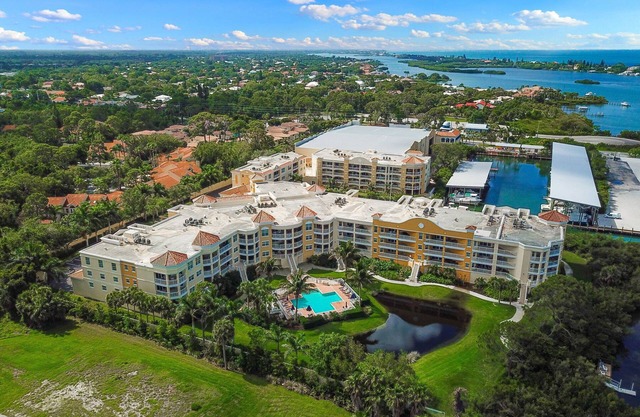 Luxurious 3/2 Waterfront Retreat in Osprey, FL!