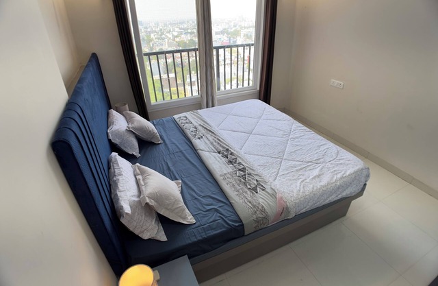 Luxurious 3BHK Apartment with city Skyline view & spectacular sunset !