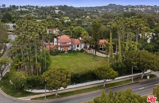 Luxurious 8-bedroom estate with AC, WiFi in brilliant Beverly Hills