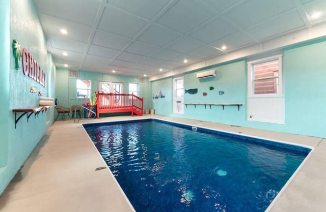 Luxurious/Amazing 1 of a Kind Cabin/InCabinHeated Pool/Sauna/Games Sleeps 24