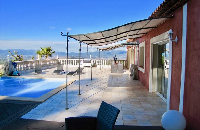 Luxurious and spacious villa with sublime view, 5 bedrooms, sleeps 10, Pool