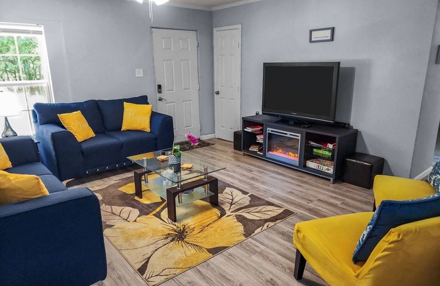 Luxurious beds, remodeled, very clean, quiet neighborhood, big backyard & tree!