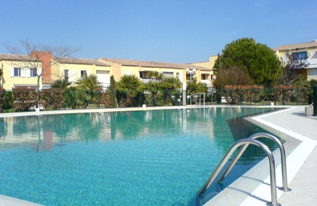 LUXURIOUS CONDO with TERRACE, SWIMMING POOL + PARK + GARAGE & LINEN
