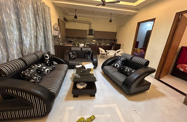 Luxurious, Cozy 2-bedroom apartment in peaceful Dehradun with WiFi, AC