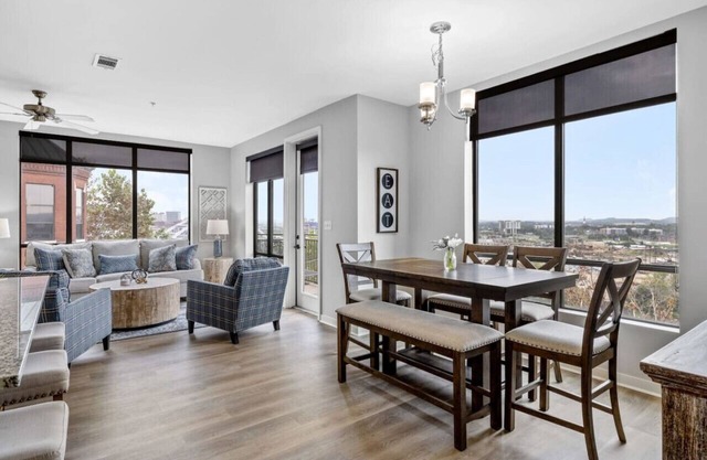 Luxurious Downtown High floor Corner-2bd2bth-#520