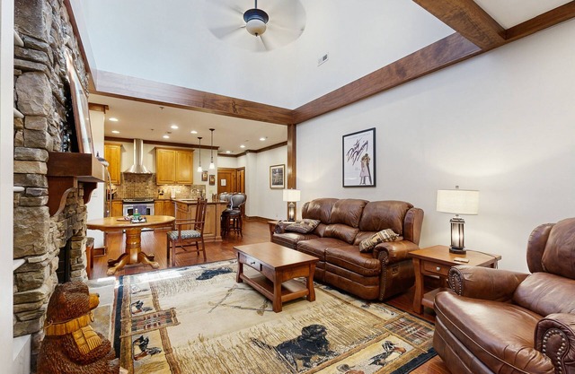 Luxurious escape in the heart of Lake Lure with Wifi and Private Porch