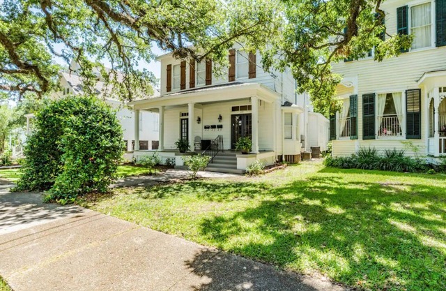 Luxurious Family Home—Walk to Mardi Gras; Weddings