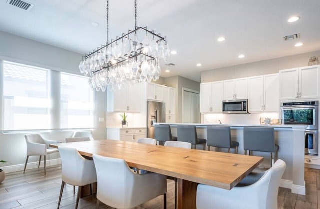 Luxurious Family Home - Spacious Kitchen & BBQ