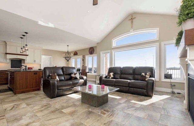 Luxurious Farmhouse on 100 acres- 45 mins from north of GTA