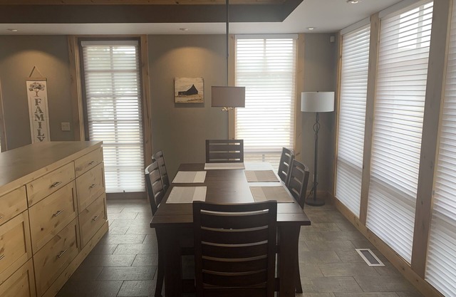 Luxurious first floor Dover Bay condo on the shore of Pend Orielle River.